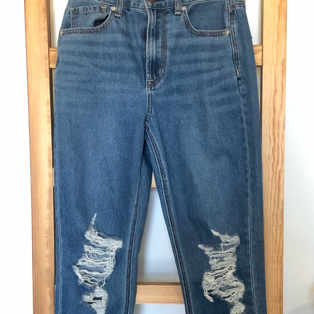 “American Eagle” ripped mom jeans